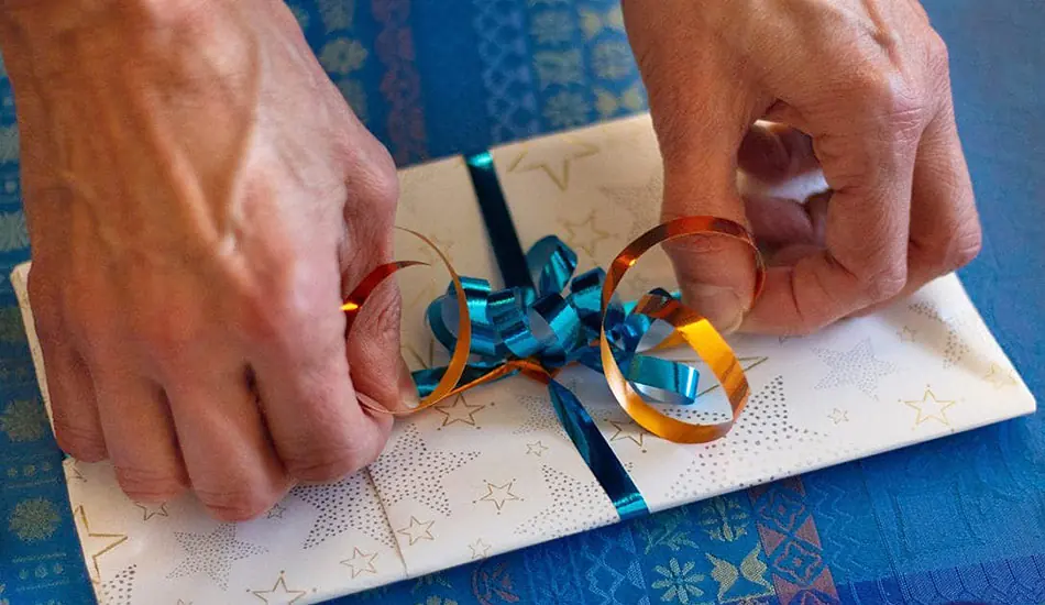 De Camperpunt Cadeaubon wordt ingepakt
